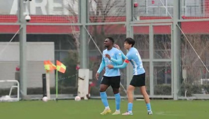 开云体育-辽宁铁人砸钱真能争冠？先问问山东泰山答不答应！|英博|中超|上海申花足球俱乐部|大连英博|申花_新浪体育_新浪新闻