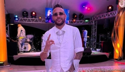 开云-回巴西养伤 新年期间拄拐杖狂欢3天 内马尔挨批！