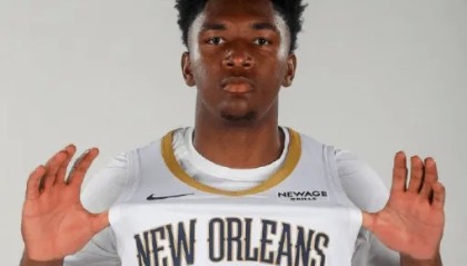 开云体育-德里克-奎因全场10投5中，得到10分13篮板5助攻