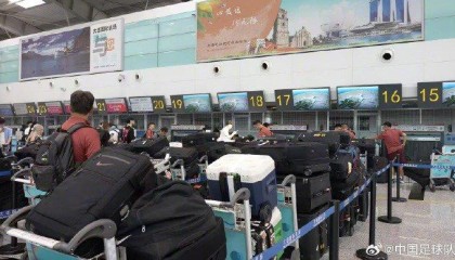 开云体育-男足队员出征东亚杯携带较多行李入关引发关注 中国足球队回应